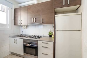 Kylskåp, mikrovågsugn, ugn och spishäll