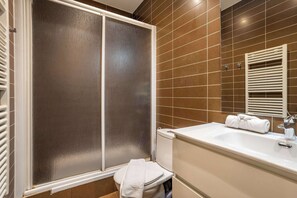 Douche, séchoir à cheveux, serviettes fournies
