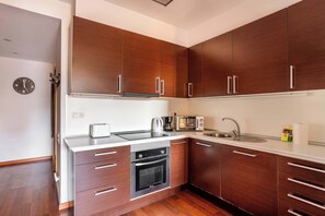 Frigorífico, microondas, horno y placa de cocina