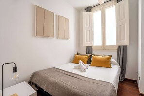 3 dormitorios, escritorio, tabla de planchar con plancha y wifi