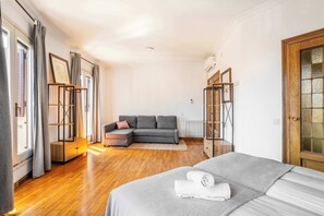 6 bedrooms, desk, iron/ironing board, WiFi