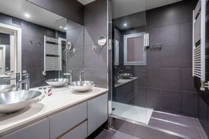 Dusche, Haartrockner, Handtücher