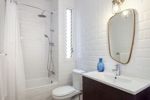 Douche, sèche-cheveux, serviettes fournies