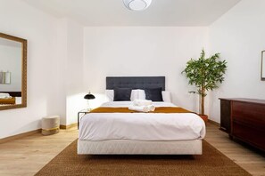 4 Schlafzimmer, Schreibtisch, Bügeleisen/Bügelbrett, WLAN