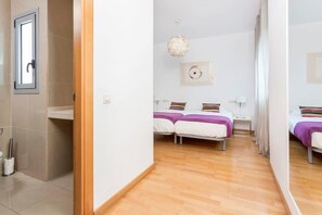 4 Schlafzimmer, Schreibtisch, Bügeleisen/Bügelbrett, WLAN