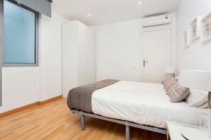 4 bedrooms, desk, iron/ironing board, WiFi