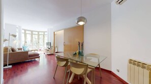 TV, offices - Modern and bright three-bedroom in Eixample (Barcelona)