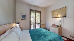 3 bedrooms, desk, iron/ironing board, WiFi - Modern and bright three-bedroom in Eixample (Barcelona)