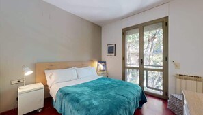 3 bedrooms, desk, iron/ironing board, WiFi - Modern and bright three-bedroom in Eixample (Barcelona)
