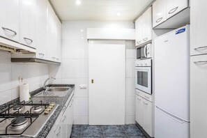 Fridge, microwave, oven, stovetop - 4-bedroom Apartment in Sagrada Familia! (Barcelona)