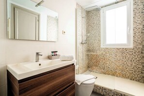 Ducha, secador de pelo y toallas