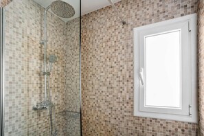 Dusche, Haartrockner, Handtücher
