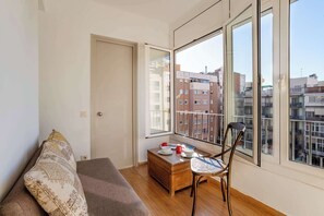 TV, offices - Modernist and Comfortable flat - Casa de Flor (Barcelona)