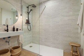 Dusche, Haartrockner, Handtücher