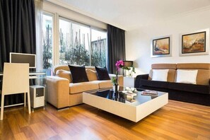 TV, offices - Placa Urquinaona|Central and comfortable 4BD 3BTH (Barcelona)