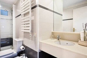 Dusj, hårføner og håndklær