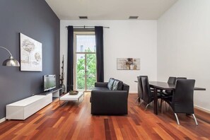 TV, offices - Plaça Catalunya. 3bedroom Duplex with Balcony (Barcelona)