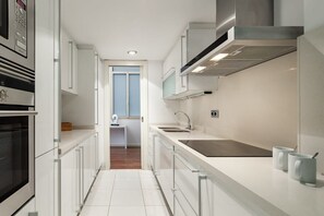 Fridge, microwave, oven, stovetop - Plaça Catalunya. 3bedroom Duplex with Balcony (Barcelona)