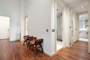 Interior - Plaça Catalunya. 3bedroom Duplex with Balcony (Barcelona)