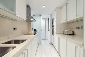 Frigorífico, microondas, horno y placa de cocina