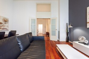 Una televisión, una oficina