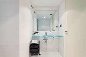 Dusj, hårføner og håndklær