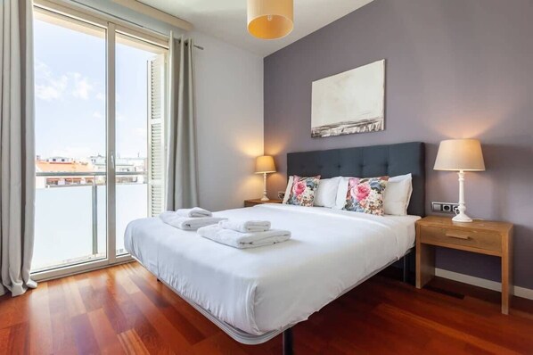 2 bedrooms, desk, iron/ironing board, WiFi