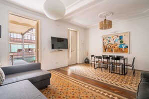 TV, offices - Plaza Urquinaona| Spacious 3BD 2.5BTH Catalan home (Barcelona)