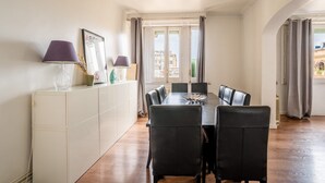 Un espace repas comprenant une table, des chaises et un buffet.