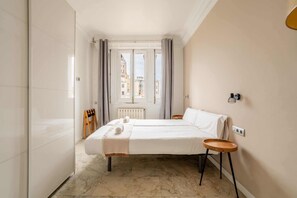 5 Schlafzimmer, Schreibtisch, Bügeleisen/Bügelbrett, WLAN