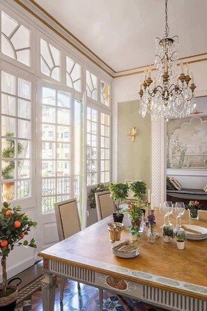 Dining - Amazing 5Bd for 13 with terrace in Plaza Cataluña (Barcelona)