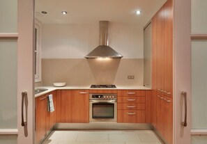 Fridge, microwave, oven, stovetop - Classy 3BD - 2.5BTH with private patio in Eixample (Barcelona)