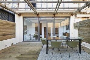 Outdoor dining - Classy 3BD - 2.5BTH with private patio in Eixample (Barcelona)