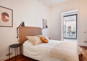 3 bedrooms, desk, iron/ironing board, WiFi - Classy 3BD - 2.5BTH with private patio in Eixample (Barcelona)