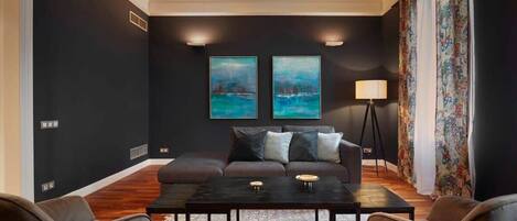 Flatscreentelevisie en een kantoor