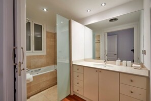 Bathtub, rainfall showerhead, hair dryer, towels - Classy 3BD - 2.5BTH with private patio in Eixample (Barcelona)