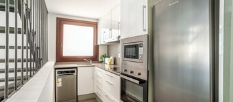 Modern and bright 4BD triplex in Paralel!