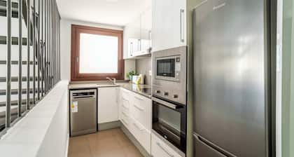Modern and bright 4BD triplex in Paralel!