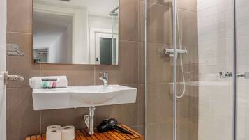 Ducha, secador de pelo y toallas