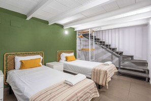 4 slaapkamers, een bureau, een strijkplank/strijkijzer, wifi