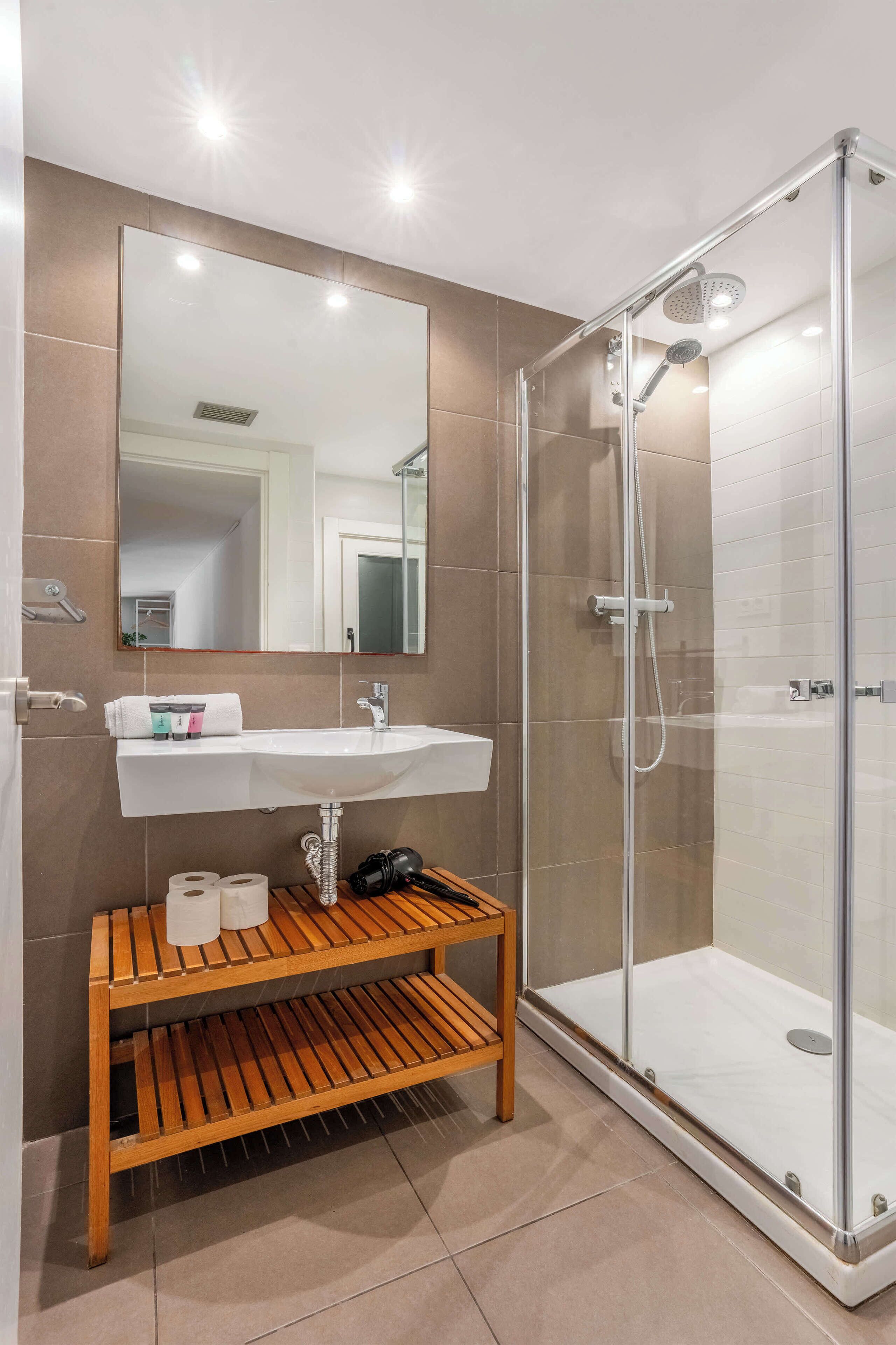 Douche, sèche-cheveux, serviettes fournies