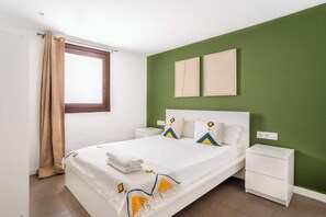 4 bedrooms, desk, iron/ironing board, WiFi