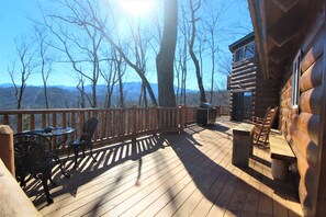Outdoor dining - Smokey Mountain Dreamers  (Gatlinburg)