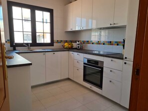 Een oven, keukenpapier