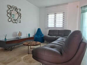 Smart-tv, bøger, stereoanlæg