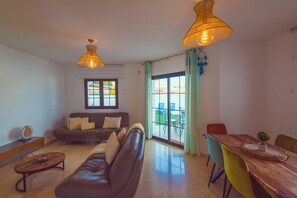 Smart TV, livros, aparelho de som