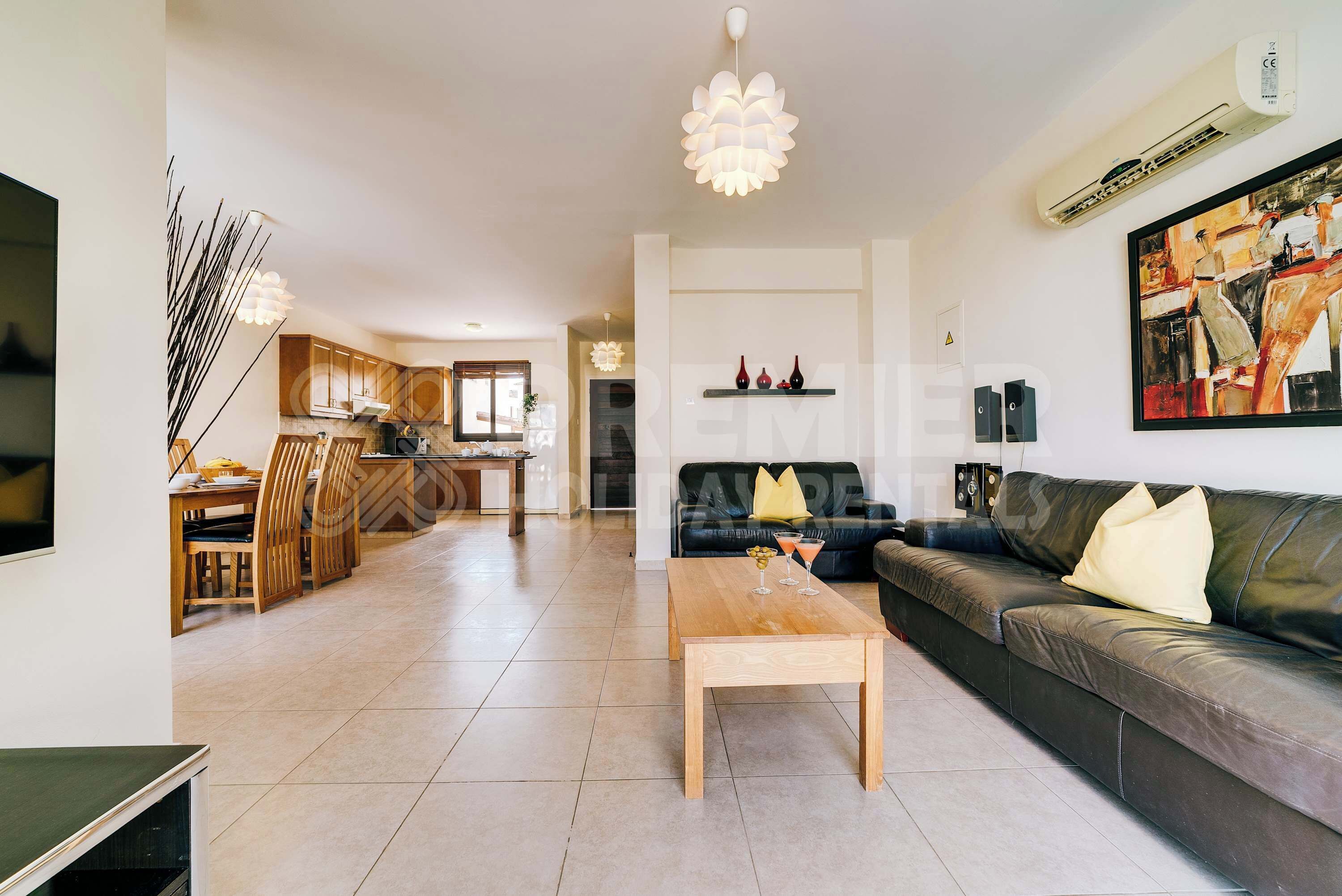 Televisie, een dvd-speler, boeken en een stereo