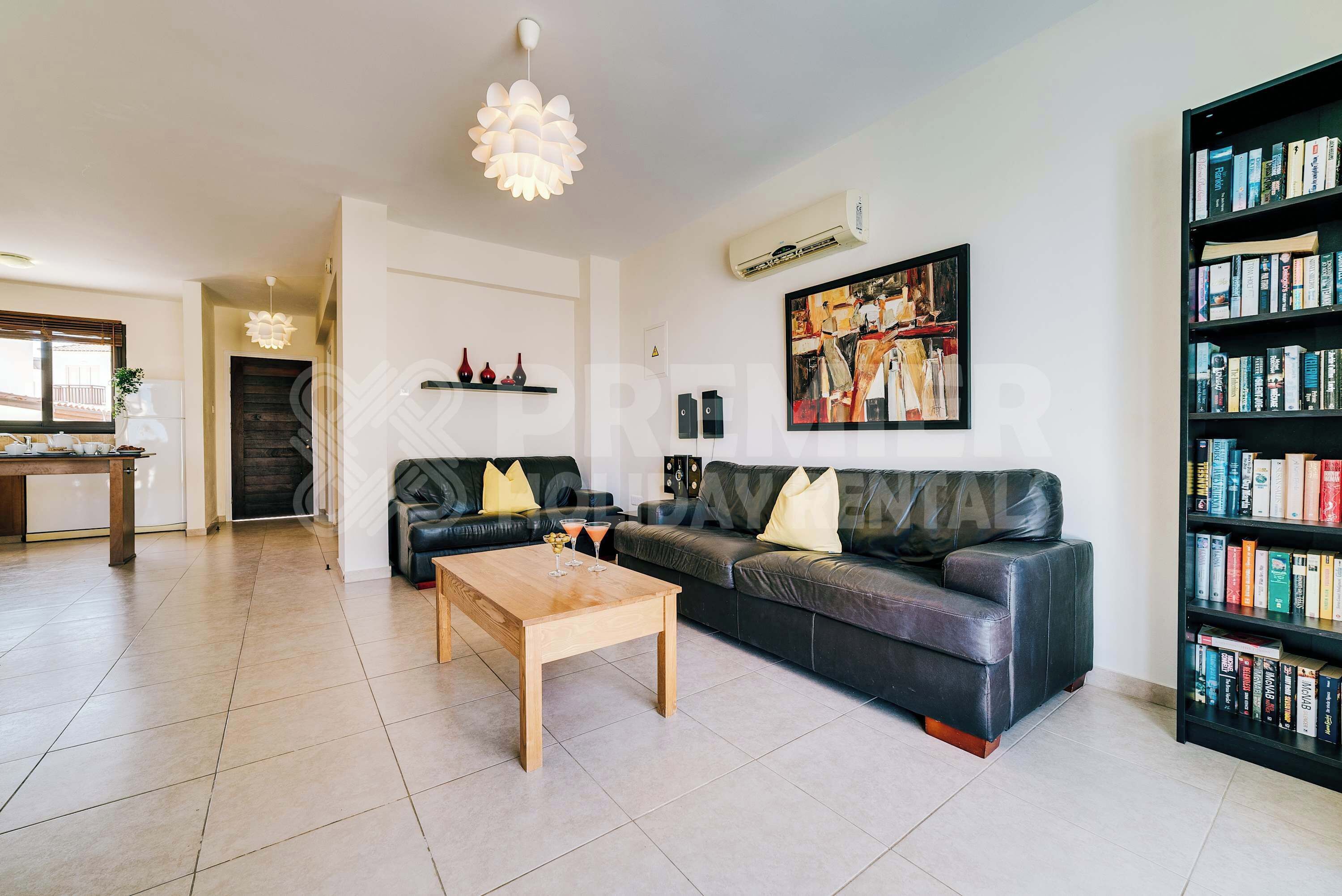 Televisie, een dvd-speler, boeken en een stereo