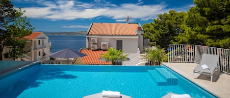 Piscina all'aperto, una piscina riscaldata