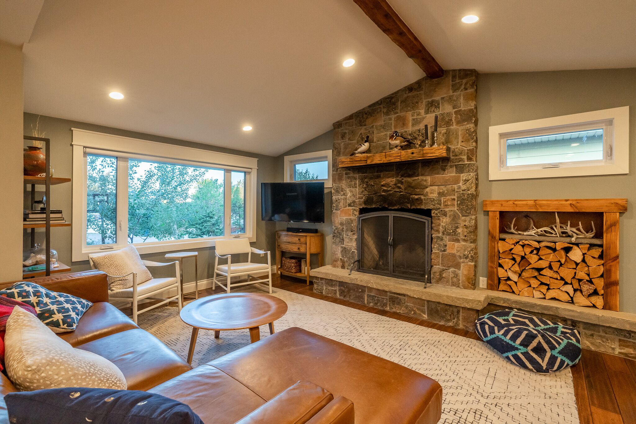 TV connectée, cheminée, baby-foot, livres